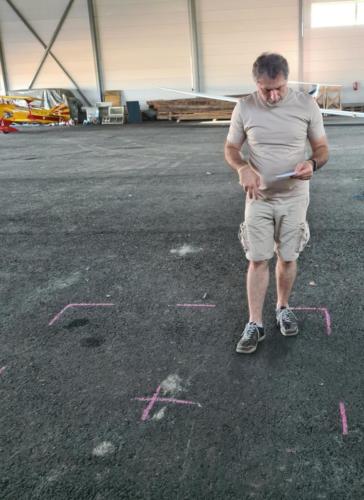 Robert harjoittelee liikkeitä hallin lattiaan piirretyssä boksissa